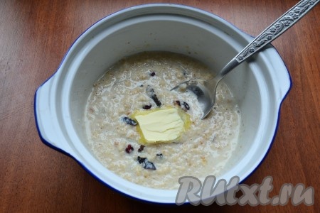 Поместить кастрюльку в микроволновку, не накрывая крышкой. Готовить овсяную кашу 5 минут при мощности микроволновки 750 Ватт. В готовую кашу добавить сливочное масло и перемешать.