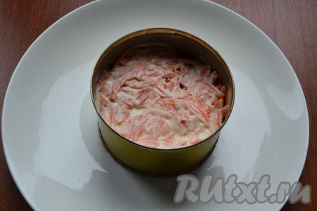 Далее разместить слой натертой на средней терке свежей моркови, смазать майонезом.
