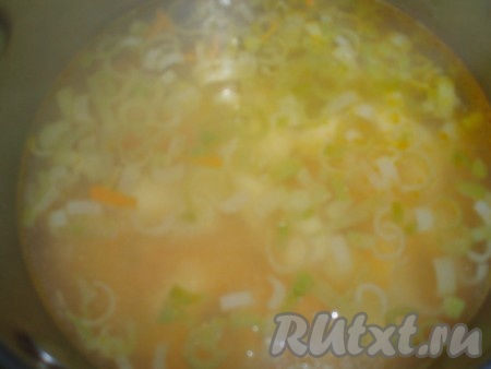 Довести до кипения. Если в суп добавляете картофель, его следует класть именно сейчас.
