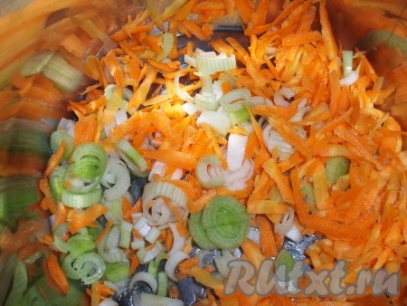 В кастрюле с толстым дном разогреть растительное масло и обжарить, помешивая, лук-порей и морковь. Влить в кастрюлю 1 литр кипящей воды, посолить по вкусу и добавить перец горошком.
