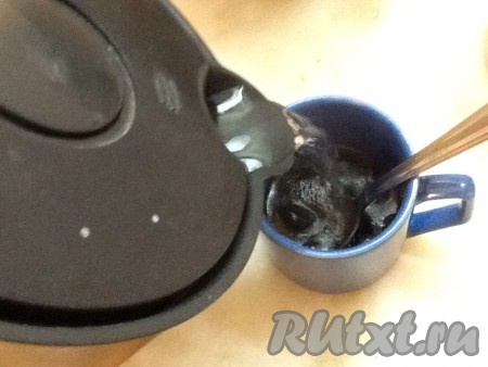 Завариваем солод кипятком, перемешиваем и отставляем в сторону.