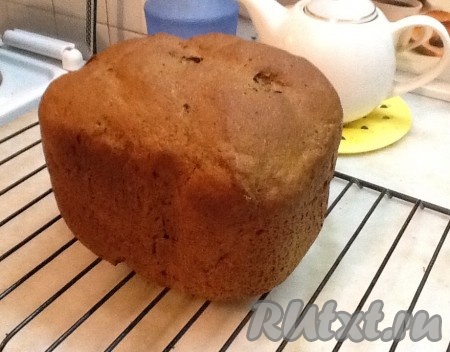 Открываем крышку хлебопечки и аккуратно в защитных рукавицах достаём ведёрко. Выкладываем наш Бородинский хлебушек на решётку.