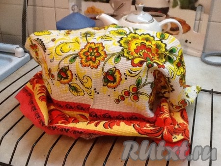 Укутываем буханку полотенцем и оставляем остывать.