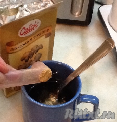 В чашку к заваренному солоду добавляем молотый сухой имбирь и кориандр, перемешиваем.
