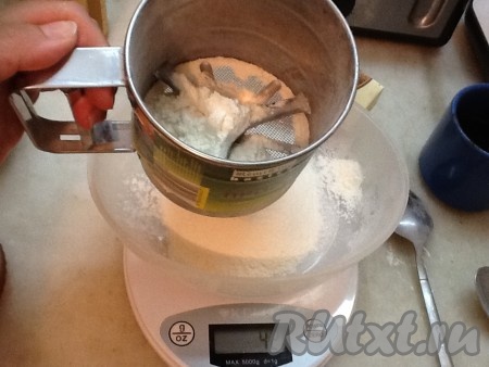 Также просеиваем пшеничную муку и взвешиваем на весах.
