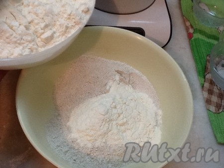 Смешиваем ржаную и пшеничную муку в одной ёмкости. 