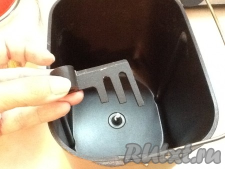 В ведерко хлебопечки ставим лопаточку для ржаного хлеба. Если в Вашей хлебопечке такой нет - используйте обычную.
