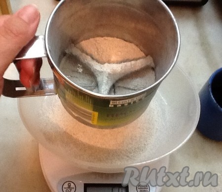 Просеиваем ржаную муку.