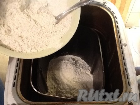 Теперь высыпаем смесь муки в ведерко хлебопечки. 