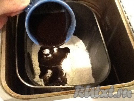 Теперь выливаем полученную смесь из солода, имбиря и кориандра в ведёрко хлебопечки.