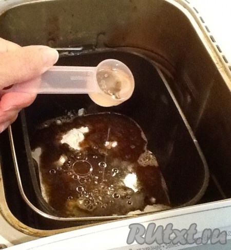 Добавляем в вёдерко подсолнечное масло.