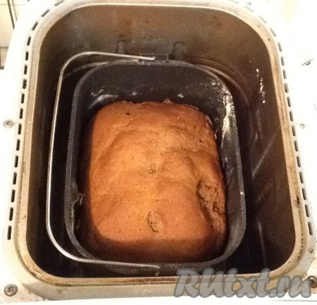 Открываем крышку хлебопечки и аккуратно в защитных рукавицах достаём ведёрко. Выкладываем хлебушек на решётку.