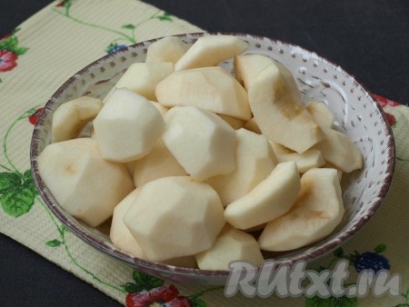 Яблоки хорошо вымыть, очистить от шкурок, удалить сердцевины с семечками.