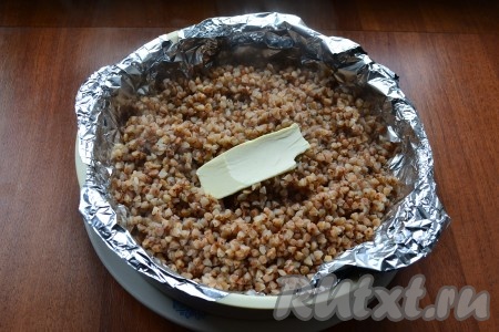 Варить гречку в мультиварке на режиме "На пару", влив в нижнюю чашу воду, закрыть крышку мультиварки. Время приготовления - 30-35 минут. После сигнала оставить гречку в мультиварке с закрытой крышкой еще на 15 минут. Далее добавить в кашу сливочное масло, перемешать.