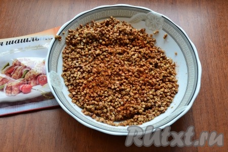 Слить воду, к гречке добавить приправу.
