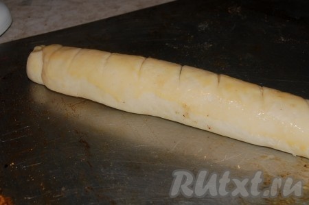 Смазать яйцом и отправить в духовку при температуре 200 градусов на 25 минут.