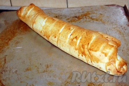 Когда рулет из дрожжевого теста будет готов, вынуть его из духовки.