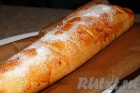 Посыпать сахарной пудрой.