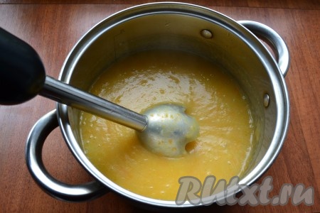 Готовые овощи пюрировать погружным блендером до однородного состояния.