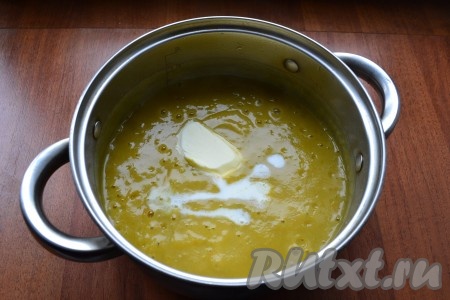 В суп-пюре с консервированным зеленым горошком добавить масло сливочное и горячие сливки, перемешать и довести до кипения на небольшом огне при постоянном помешивании и сразу снять с огня.