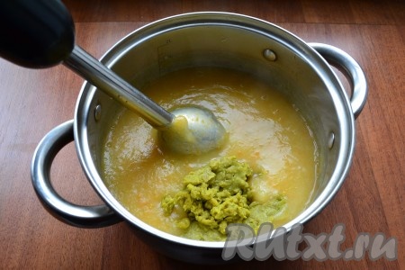 Добавить размятый горошек и снова все пюрировать до однородности.