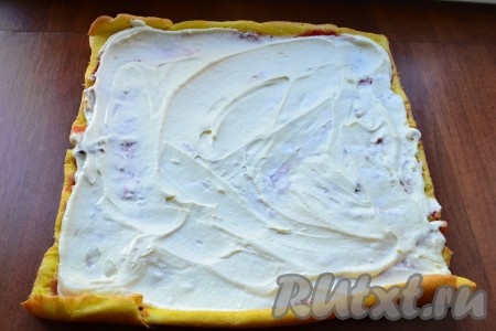 Кремом смазать бисквит поверх слоя джема. Оставить часть крема для украшения.
