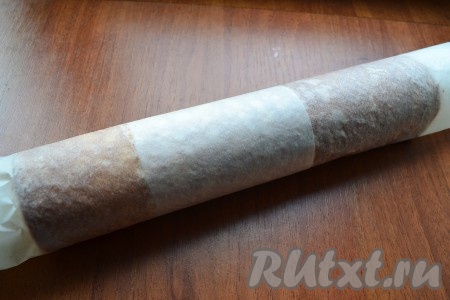 Горячий бисквит сразу же свернуть вместе с бумагой в рулет и оставить до полного остывания.