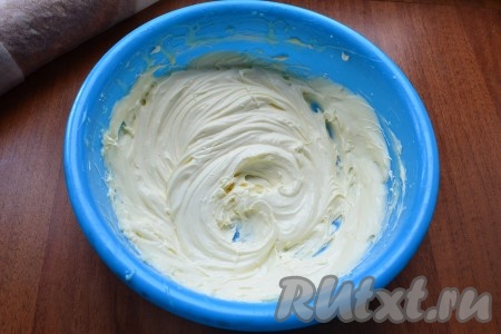 Для приготовления крема размягченное сливочное масло (натуральное, не менее 82% жирности) взбить миксером до пышности. Продолжая взбивать, частями добавлять сгущенное молоко (только хорошего качества). Взбивать до однородного пышного крема.