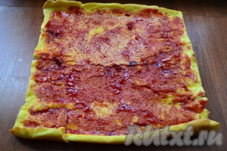 Затем бисквит аккуратно развернуть и снять пергамент. Смазать корж любым джемом.