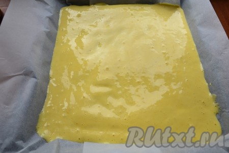 Тесто получится похожим на нежирную сметану или крем. Далее противень застелить пергаментом. Пергамент должен быть хорошего качества, на плохой пергаментной бумаге бисквит пристанет и вы не сможете его отодрать. Вылить тесто, разровнять по всему противню.