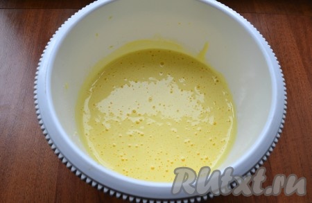 Взбить яйца миксером до пышности, постепенно всыпая сахар, продолжать взбивание не менее 5-7 минут. Масса должна получиться светлой, пышной и плотной.
