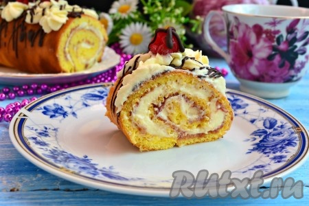 Далее рулет украсить оставшимся кремом с помощью кондитерского мешка с насадкой, а также растопленным и немного охлажденным шоколадом (в виде полосок), любыми ягодами. Края рулета обрезать, а сам рулет поместить в холодильник еще хотя бы на 1 час. Теперь необычайно вкусный и нежный бисквитный рулет, приготовленный по ГОСТу, можно подавать к столу.