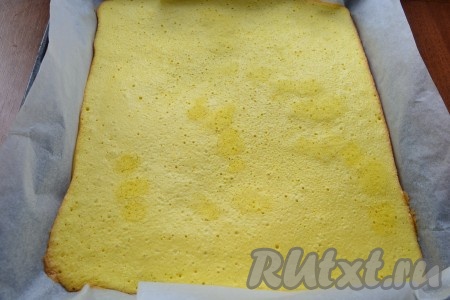 Выпекать бисквит в разогретой до 190 градусов духовке 10-15 минут (не более). Духовки у всех разные, смотрите, если верх бисквита сухой - готово. Если корж перепечется - он станет ломким.
