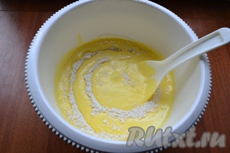 Частями просеивая муку прямо в яичную массу, аккуратно вмешивать ее снизу вверх пластиковой или деревянной ложкой.