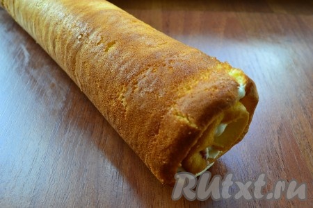 Плотно свернуть бисквит снова в рулет, поместить в холодильник на 1 час.