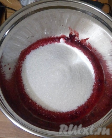 Протертую массу переложить в чистый таз и засыпать сахарным песком.
