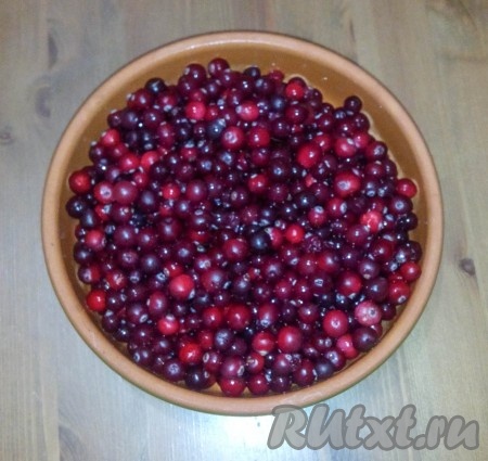 Клюкву перебрать, промыть, рассыпать на полотенце и просушить.