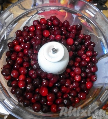 Ягоды засыпать в блендер (можно воспользоваться мясорубкой).

