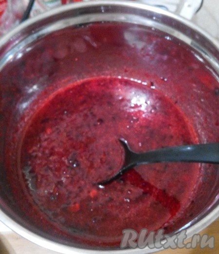 Периодически перемешивать ягоды до полного растворения сахара.
