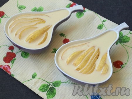 Тонко нарезать груши не очищая от шкурок. Разложить груши на поверхности, по возможности, повторяя форму.
