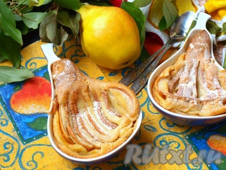 В духовке, разогретой до 170 градусов, выпекать клафути 15 минут, затем, уменьшив температуру до 150 градусов, готовить ещё минут 40. Клафути перед подачей посыпать сахарной пудрой. Невероятно вкусное клафути с грушами немедленно подать к столу.