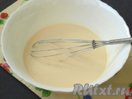 Затем понемногу влить молоко, разбавляя тесто до консистенции блинного теста.