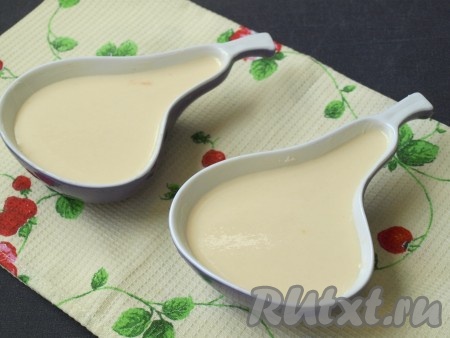 Хорошо смазать формочки сливочным маслом и наполнить их тестом на 2/3.