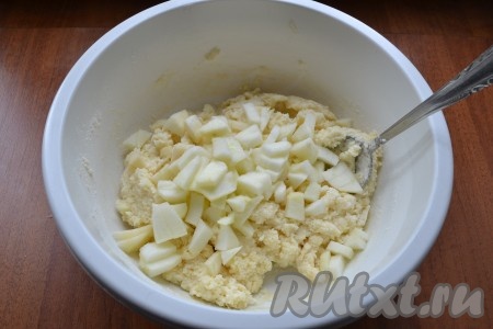 Все перемешать и добавить очищенные от кожуры и семян, нарезанные небольшими кусочками яблоки.
