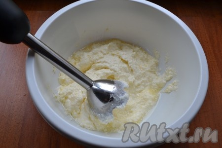 Получившуюся смесь взбить погружным блендером до нежной творожной массы.
