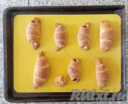 Если яйцом не смазывали – то посыпаем горячие круассаны сахарной пудрой.
