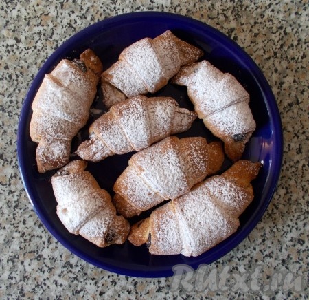 Круассаны с маковой шоколадной начинкой получились пышными, воздушными в меру сладкими. Пахнут шоколадкой! Это очень простой рецепт, поскольку используется готовое слоеное тесто и готовая маковая начинка. Причем, если вы не использовали всю начинку из «колбаски» - её можно хранить в холодильнике в закрытом пакете около месяца и в любой момент можно ею воспользоваться и приготовить что-нибудь вкусненькое! Приготовление этой выпечки очень быстрое и всегда отличный результат! Ваши домочадцы оценят!