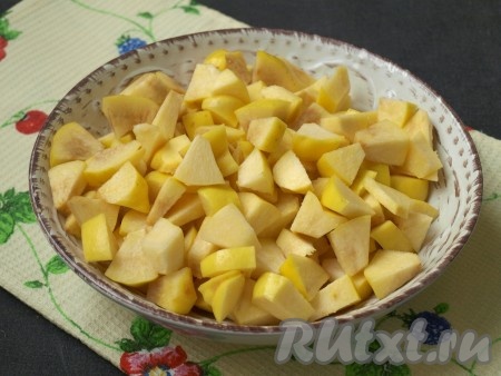 Айву тщательно вымыть, удаляя на плодах ворсистый налёт. Разрезать плоды пополам и удалить семена, затем нарезать айву на небольшие кусочки.