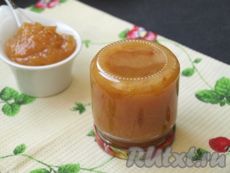 Горячий джем разложить в стерильные баночки, закрутить прокипяченными крышками и перевернуть, чтобы остывал (не укутывать). Я половину джема оставила для дегустации.
