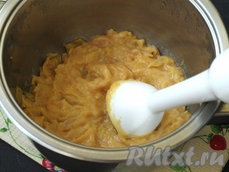 Пюрировать айву блендером (если останутся небольшие кусочки - не страшно).
